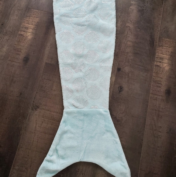 Mermaid Tail Blanket - Picture 2 of 3